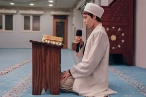 A Student is Reciting Quran Front Mimbar